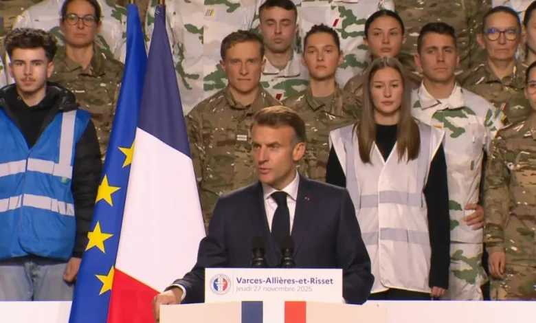 Emmanuel Macron, Fransa’da 18-19 yaş gençlere yönelik 10 aylık gönüllü askerlik programının gelecek yaz başlayacağını açıkladı.