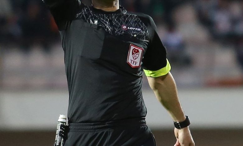 Futbolda bahis depremi: 17 hakem ve Süper Lig kulübü başkanına gözaltı 4 İstanbul Cumhuriyet Başsavcılığı’nın yasa dışı bahis soruşturması kapsamında 12 ilde eş zamanlı operasyon düzenlendi.