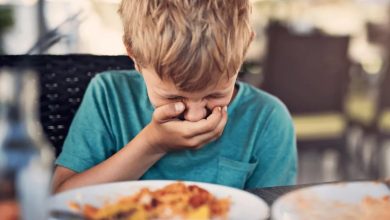 Yanlış saklama hayatı zehir ediyor! Gıda zehirlenmesi belirtileri neler? 1 Gıda zehirlenmesi çoğu zaman birkaç gün içinde atlatılsa da özellikle çocuklar, hamileler ve kronik hastalığı olanlar için hayati risk taşıyabiliyor.