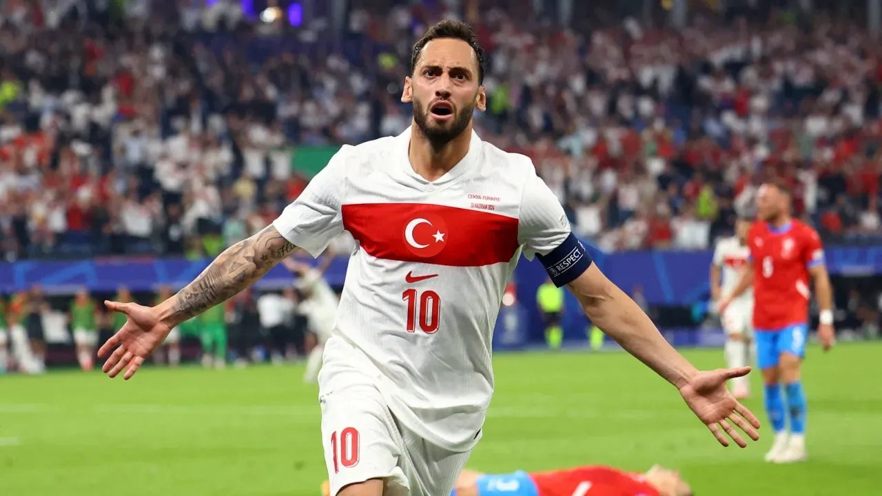 Hakan Çalhanoğlu kadrodan çıkarıldı 1 A Milli Futbol Takımı'nın İspanya maçı öncesi Hakan Çalhanoğlu sakatlığı nedeniyle kadrodan çıkarıldı