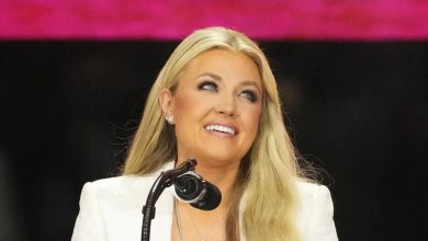 JD Vance ve Erika Kirk’ün sarılma görüntüsü ABD’de tartışma yarattı 14 ABD Başkan Yardımcısı JD Vance, Hindu eşiyle ilgili sözlerinin ardından bu kez Charlie Kirk’ün eşi Erika Kirk ile sarılma anı nedeniyle eleştirilerin hedefinde.