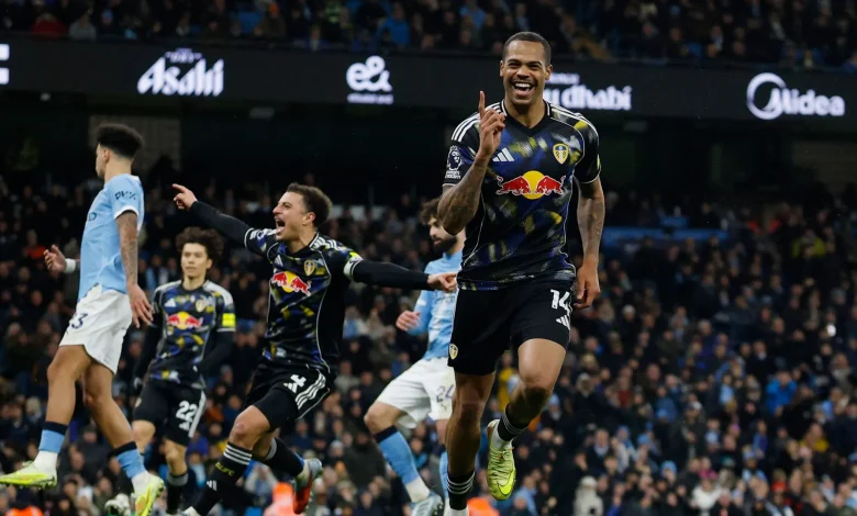 Manchester City, direkten döndü 7 İngiltere Premier Lig’de Manchester City kendi evinde ilk 25 dakikada 2-0 üstünlük sağladığı Leeds United'ı zar zor 3-2 yendi