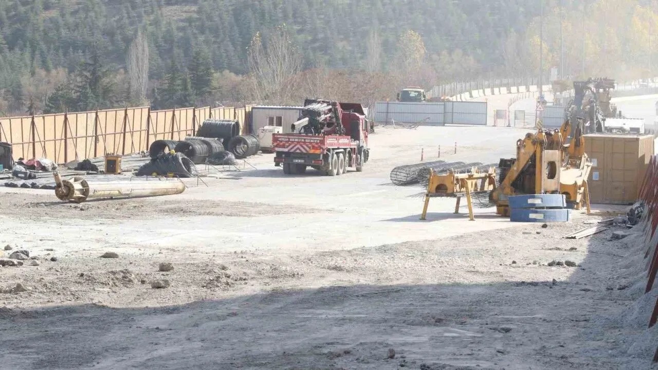 Ankara Büyükşehir Belediyesi’nin 13 Haziran’da temeli atılan Mamak metrosunda çalışmaların neredeyse durma noktasına geldiği belirtildi.