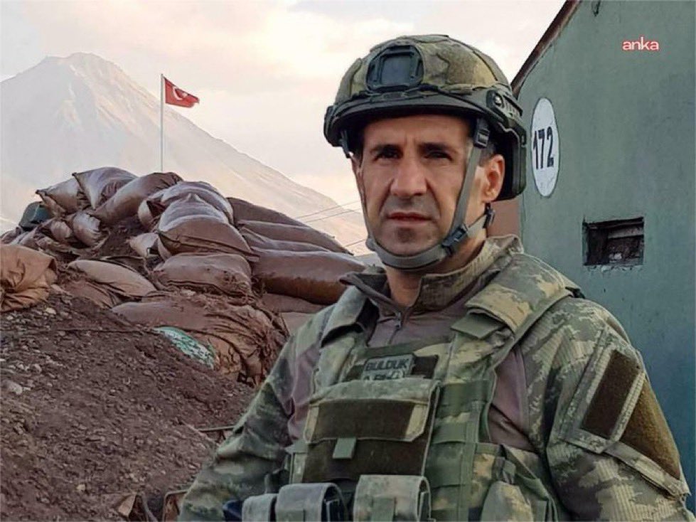 Emekli Kurmay Albay Orkun Özeller, MHP Genel Başkanı Devlet Bahçeli'nin şikayeti üzerine açılan davada ilk kez hakim karşısına çıktı. Mahkeme, Özeller için tahliye kararı verdi