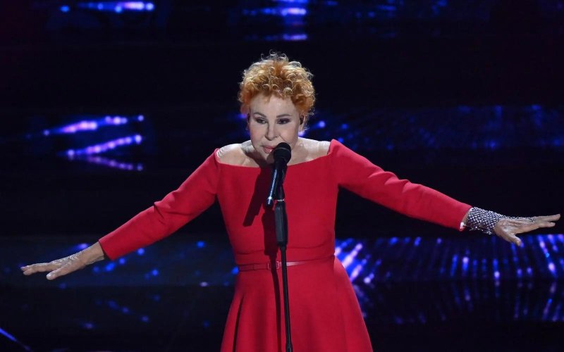 İtalyan müziğinin efsane sesi Ornella Vanoni 91 yaşında yaşamını yitirdi 1 İtalya’nın unutulmaz yorumcularından Ornella Vanoni, Milano’daki evinde geçirdiği kalp krizi sonucu 91 yaşında hayatını kaybetti.