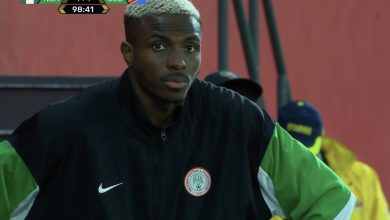 Galatasaray'da Victor Osimhen şoku 1 Galatasaraylı Victor Osimhen, Nijerya-Kongo Demokratik Cumhuriyeti play-off finali karşılaşmasının ilk yarısında sakatlandı