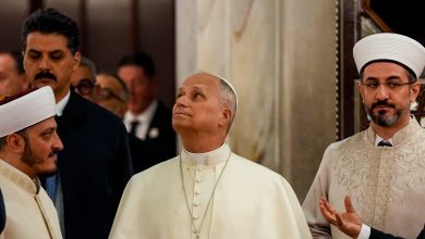 Papa 14. Leo, Sultanahmet Camisi’ni ziyaret etti 1 Papa 14. Leo, beraberindeki heyetle birlikte Osmanlı mimarisinin ilk 6 minareli camisi olan Sultanahmet Camisi’ni gezdi.