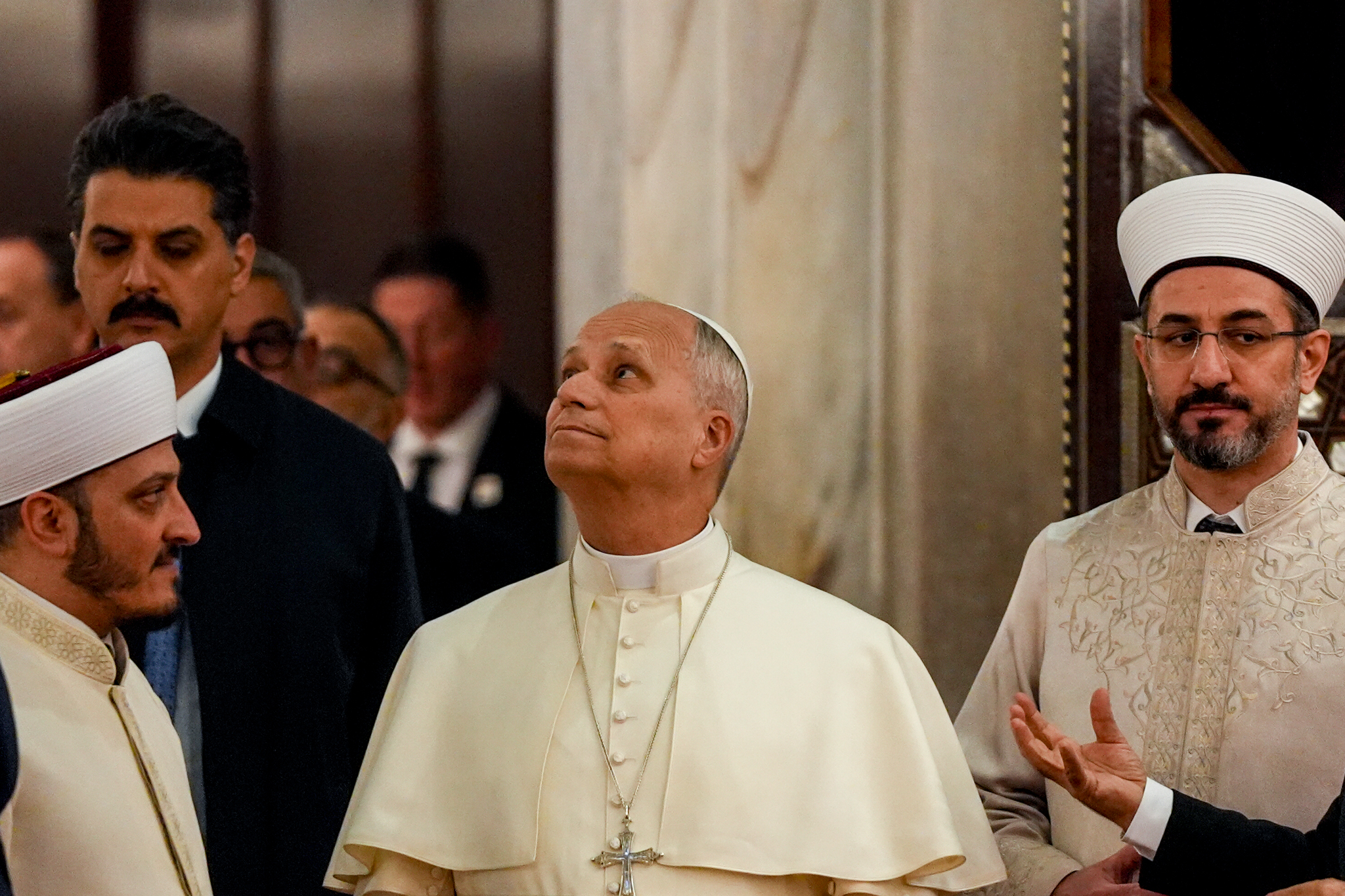 Papa 14. Leo, beraberindeki heyetle birlikte Osmanlı mimarisinin ilk 6 minareli camisi olan Sultanahmet Camisi’ni gezdi.