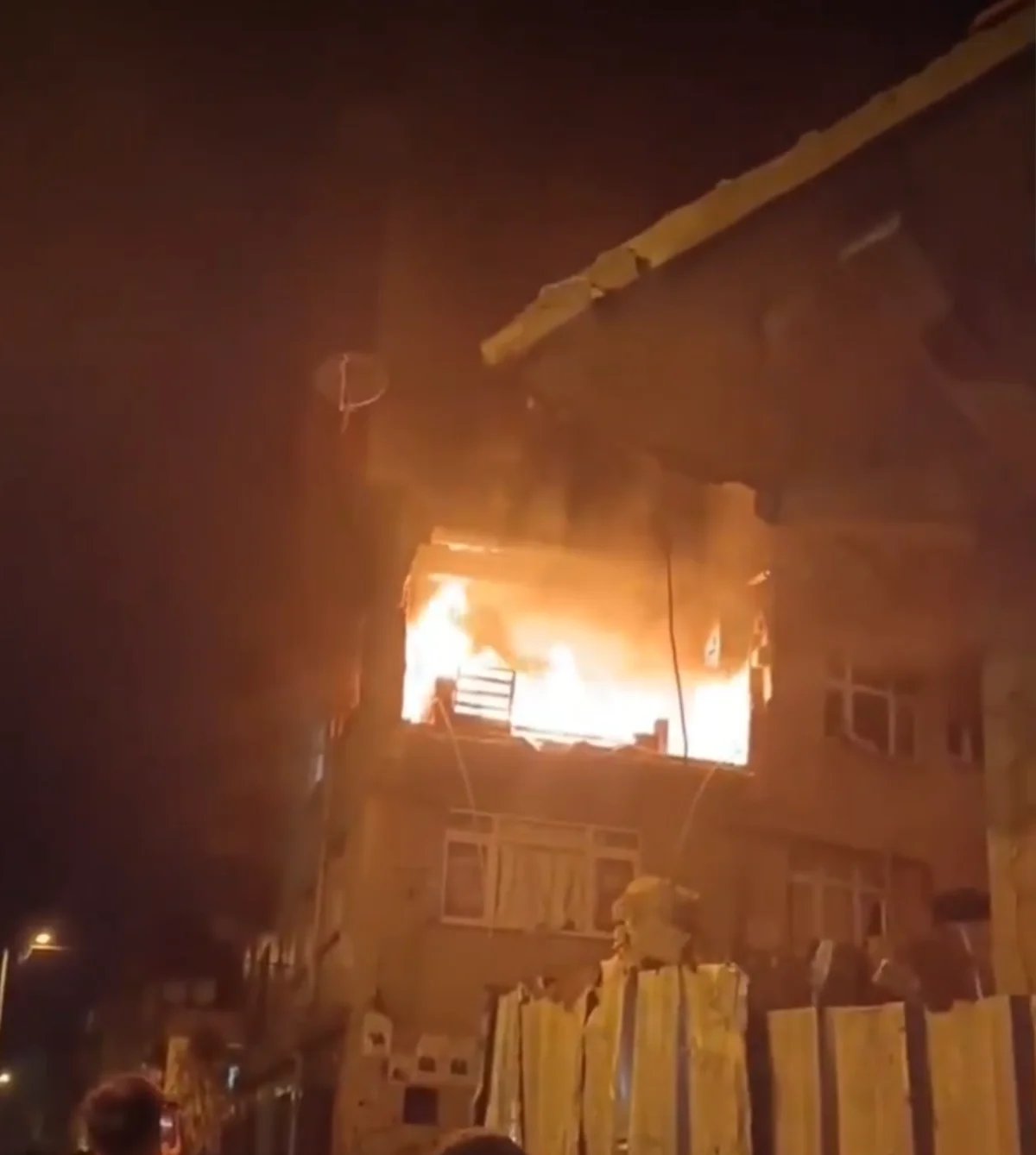İstanbul'un Kağıthane ilçesinde bir binada doğalgaz patlaması oldu. Patlama kentin birçok noktasından duyuldu