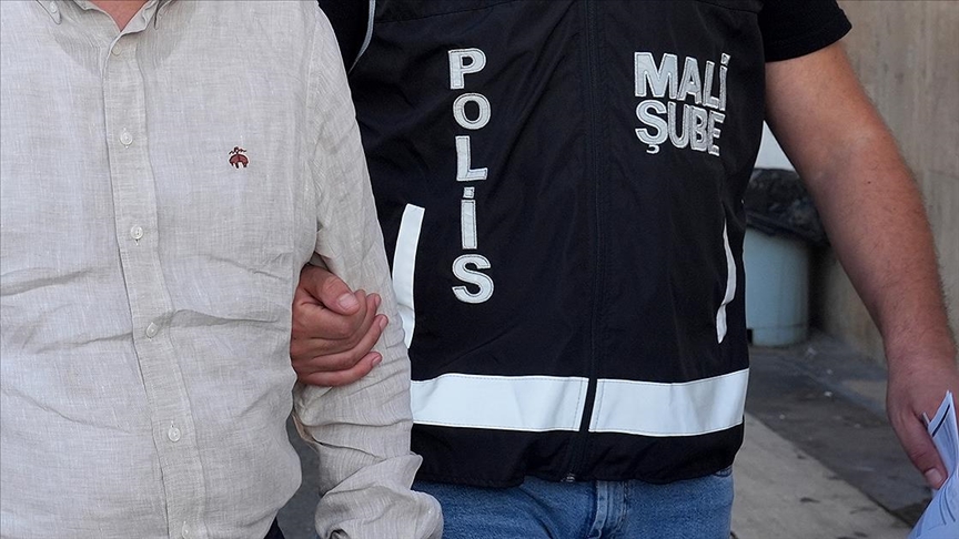 Paybull operasyonu: 9 ilde eş zamanlı baskın 1 Yasa dışı bahis gelirlerini aklama iddiasıyla yürütülen soruşturmada Paybull AŞ ve yetkililerine yönelik 9 ilde operasyon düzenlendi; 25 kişi gözaltında.