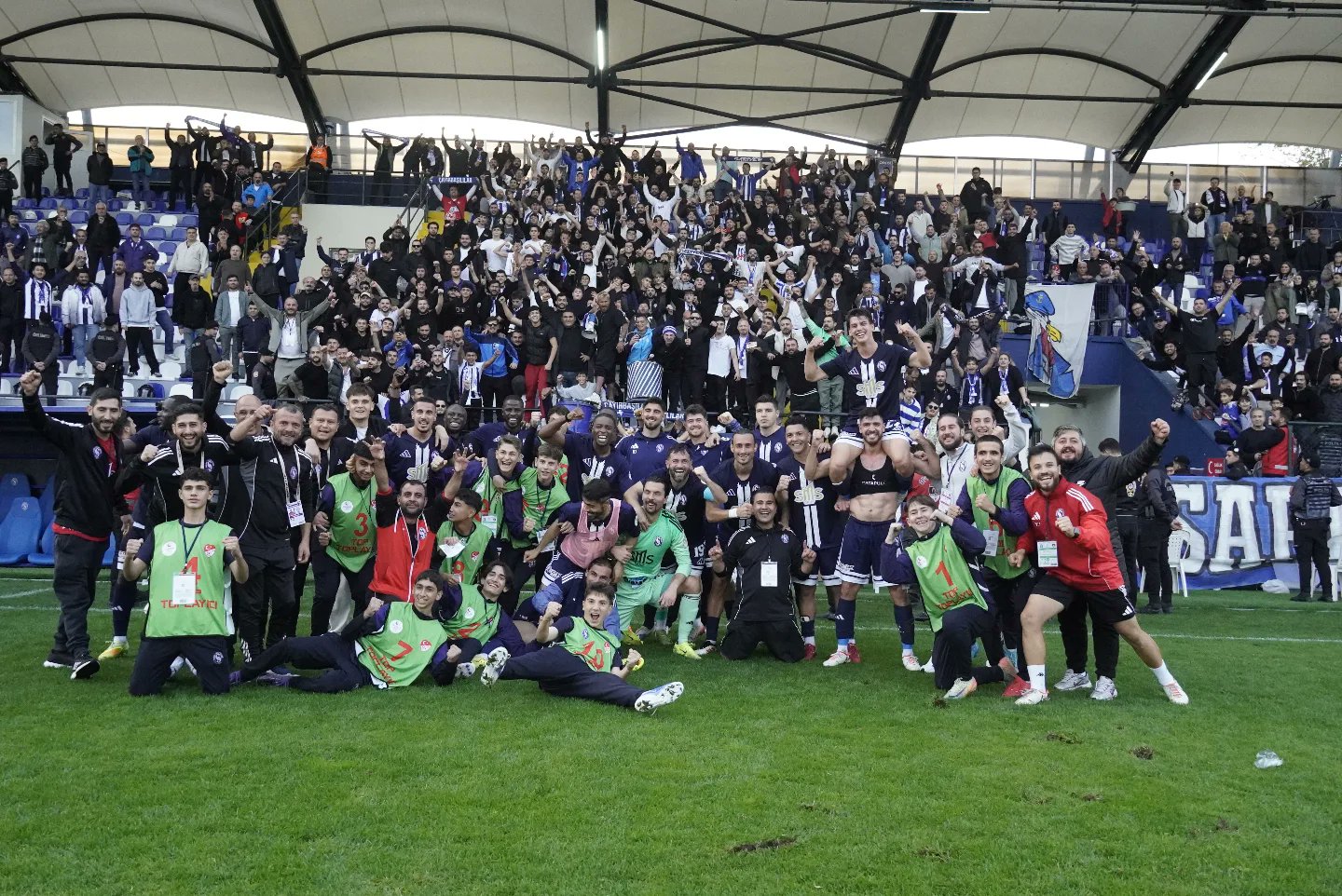 Sarıyer’de bir garip maç! 1 Trendyol 1. Lig’de Sarıyer, 9 kişi kaldığı maçta Van Spor’u 2-1 yenerken hakem Berkay Erdemir’in verdiği kararlar tartışma yarattı