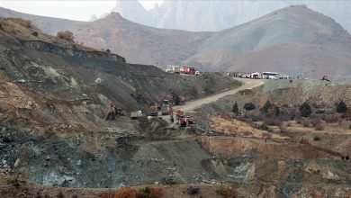 Sivas Divriği’deki maden göçüğünde kayıp arama çalışmaları yeniden başladı 1 Sivas’ın Divriği ilçesine bağlı Çaltı köyünde demir madeni ocağında meydana gelen göçükte kaybolan şantiye müdürü Sabri Yıldırım’ı arama çalışmaları yeniden hız kazandı.
