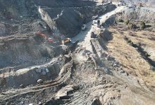 Sivas Divriği’de demir madeni ocağında toprak altında kalan şantiye müdürü Sabri Yıldırım için yürütülen arama çalışmaları aralıksız sürüyor.