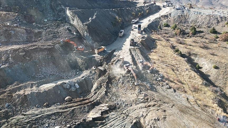 Sivas Divriği’de demir madeni ocağında toprak altında kalan şantiye müdürü Sabri Yıldırım için yürütülen arama çalışmaları aralıksız sürüyor.