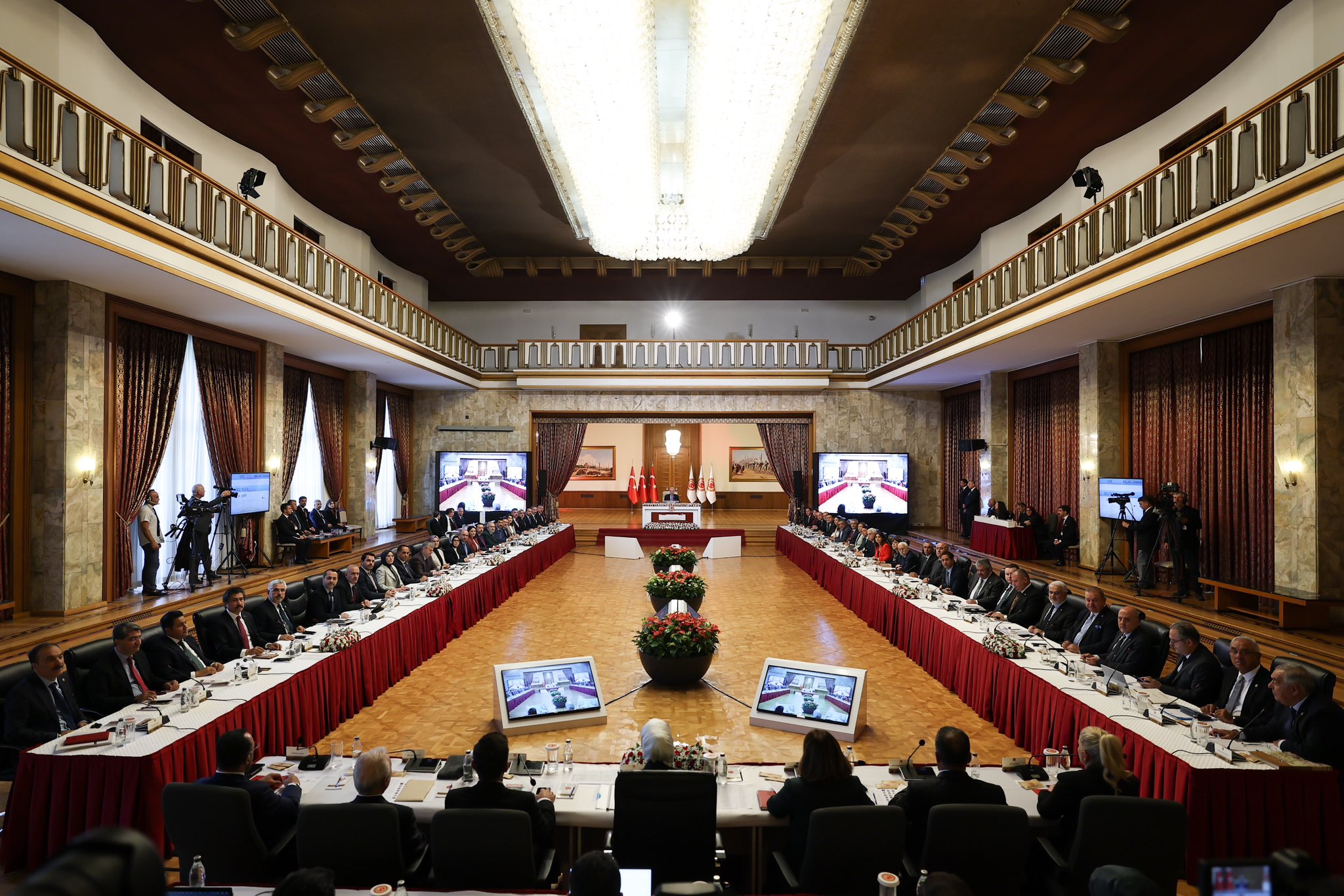 Milli Dayanışma, Kardeşlik ve Demokrasi Komisyonu, İmralı'da PKK lideri Abdullah Öcalan’ı ziyaret etme kararı aldı. CHP ise heyete üye vermeyeceğini açıkladı