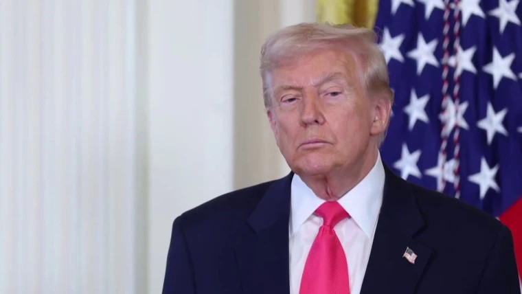 Trump, Epstein dosyalarını açan yasayı imzaladı 1 ABD Başkanı Donald Trump, Jeffrey Epstein soruşturmalarına ait tüm hükümet kayıtlarının 30 gün içinde açıklanmasını zorunlu kılan yasayı onayladı