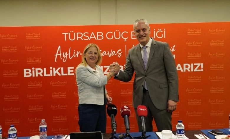 TÜRSAB seçimlerinde dengeleri değiştiren ittifak 2 TÜRSAB Genel Kurulu öncesinde iki başkan adayı güçlerini birleştirerek ortak listeyle seçime gitme kararı aldı.