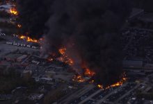 ABD’de kargo uçağı kalkış sırasında düşerken 25 bin galonluk yakıt yüklü olması nedeniyle infilak etti. Olayda çevredeki binalarda da hasar meydana geldi