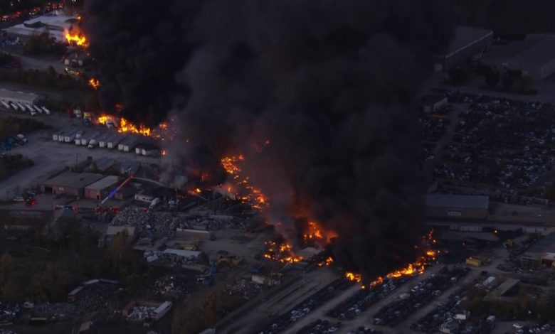 ABD’de kargo uçağı kalkış sırasında düşerken 25 bin galonluk yakıt yüklü olması nedeniyle infilak etti. Olayda çevredeki binalarda da hasar meydana geldi