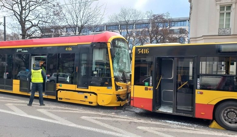 Polonya’nın başkenti Varşova’da sabah saatlerinde iki tramvay ile şehir içi otobüsün çarpışması sonucu 24 kişi yaralandı, 16 kişi hastaneye kaldırıldı.