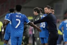 Real Madrid'de Kylian Mbappe ile aynı veya daha fazla maaş alma talebinden geri adım atan Vinicius Junior, kulübün teklif ettiği indirimi kabul etti