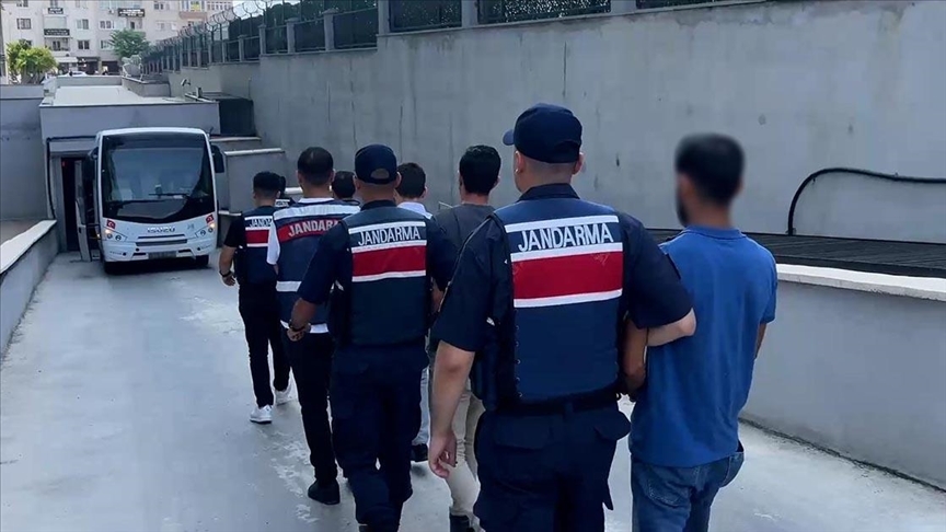 Yasa dışı bahis operasyonu: 4’ü hakem 40 şüpheli gözaltında 1 Mersin merkezli 9 ilde yürütülen soruşturmada, yasa dışı bahisten elde edilen gelirlerin aklanmasıyla ilgili 4’ü hakem olmak üzere 40 şüpheli gözaltına alındı