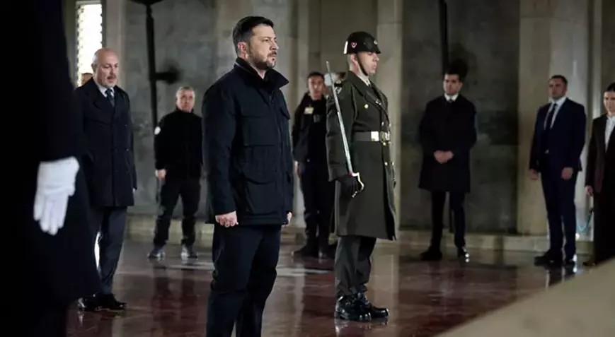 Zelenski Ankara’da: Erdoğan’la kritik görüşme bugün 1 Ukrayna Devlet Başkanı Volodimir Zelenski, Rusya-Ukrayna Savaşı ve bölgesel gelişmelerin ele alınacağı çalışma ziyareti için Ankara’ya geldi.