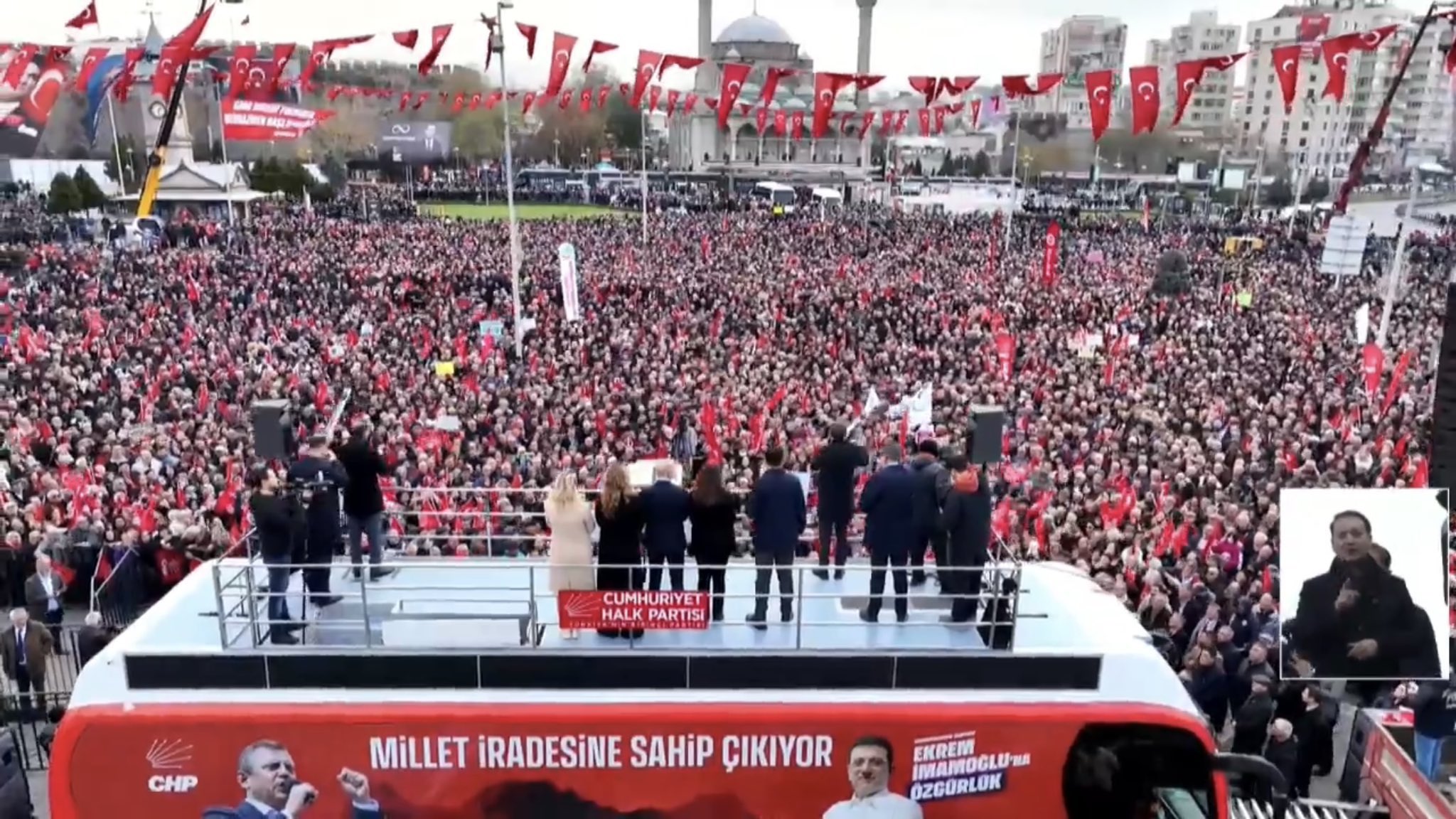 Özgür Özel, TIR’la girdi 1 CHP Genel Başkanı Özgür Özel, Kayseri’deki mitinge Ekrem İmamoğlu için toplanan 25 milyon imzayı taşıyan TIR’la gitti