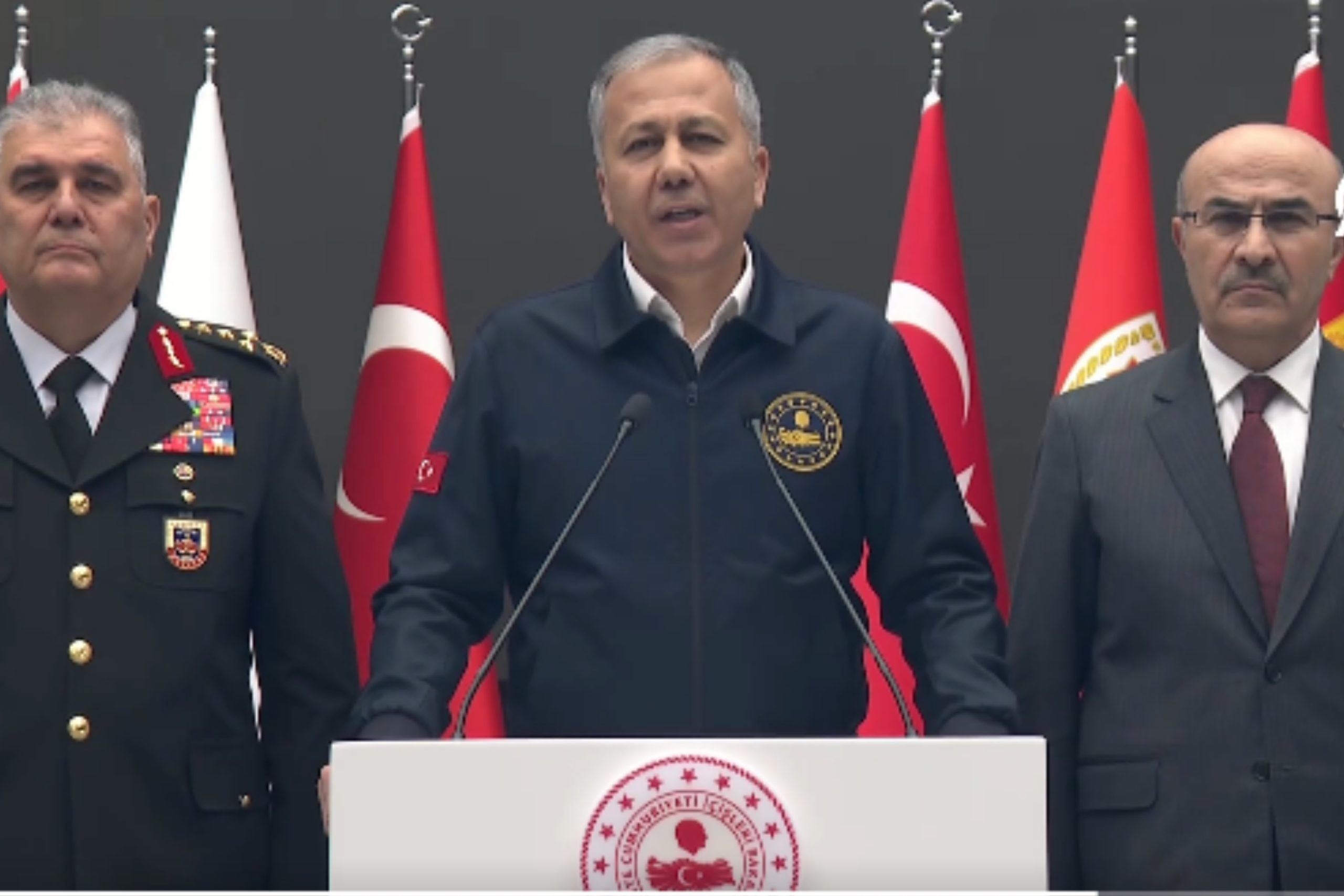 İçişleri Bakanı Ali Yerlikaya, Yalova’daki operasyonda DEAŞ’lı teröristler tarafından açılan ateş sonucu 3 polisin şehit olduğunu, 8 polis ile 1 bekçinin yaralandığını bildirdi