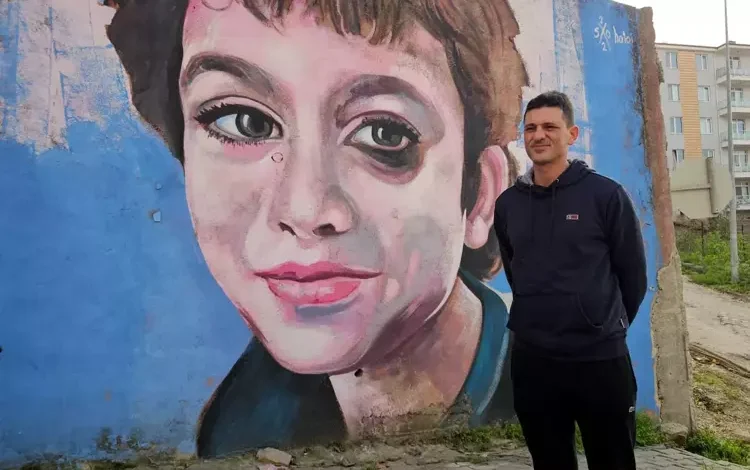 Edirne’de ressam Hatai Abdullayev’in, öldürülen 15 yaşındaki Mattia Ahmet Minguzzi için yaptığı duvar resmi, babası Andrea Minguzzi’yi derinden etkiledi.
