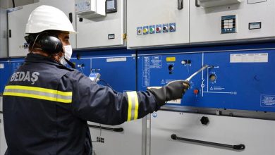 İstanbul’un Avcılar ilçesinde 30 saati aşkın süre devam eden elektrik kesintisi, mahalle sakinlerini çileden çıkardı.