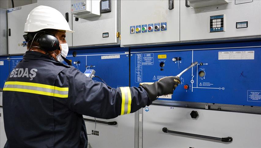 Yıl 2025 yer Avcılar! İstanbul’u karanlığa gömdüler 1 İstanbul’un Avcılar ilçesinde 30 saati aşkın süre devam eden elektrik kesintisi, mahalle sakinlerini çileden çıkardı.