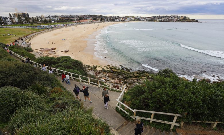 Avustralya Sidney’de bulunan ünlü Bondi Plajı’nda silah sesleri duyulduğu yönündeki ihbarlar sonrası polis geniş çaplı operasyon başlattı.