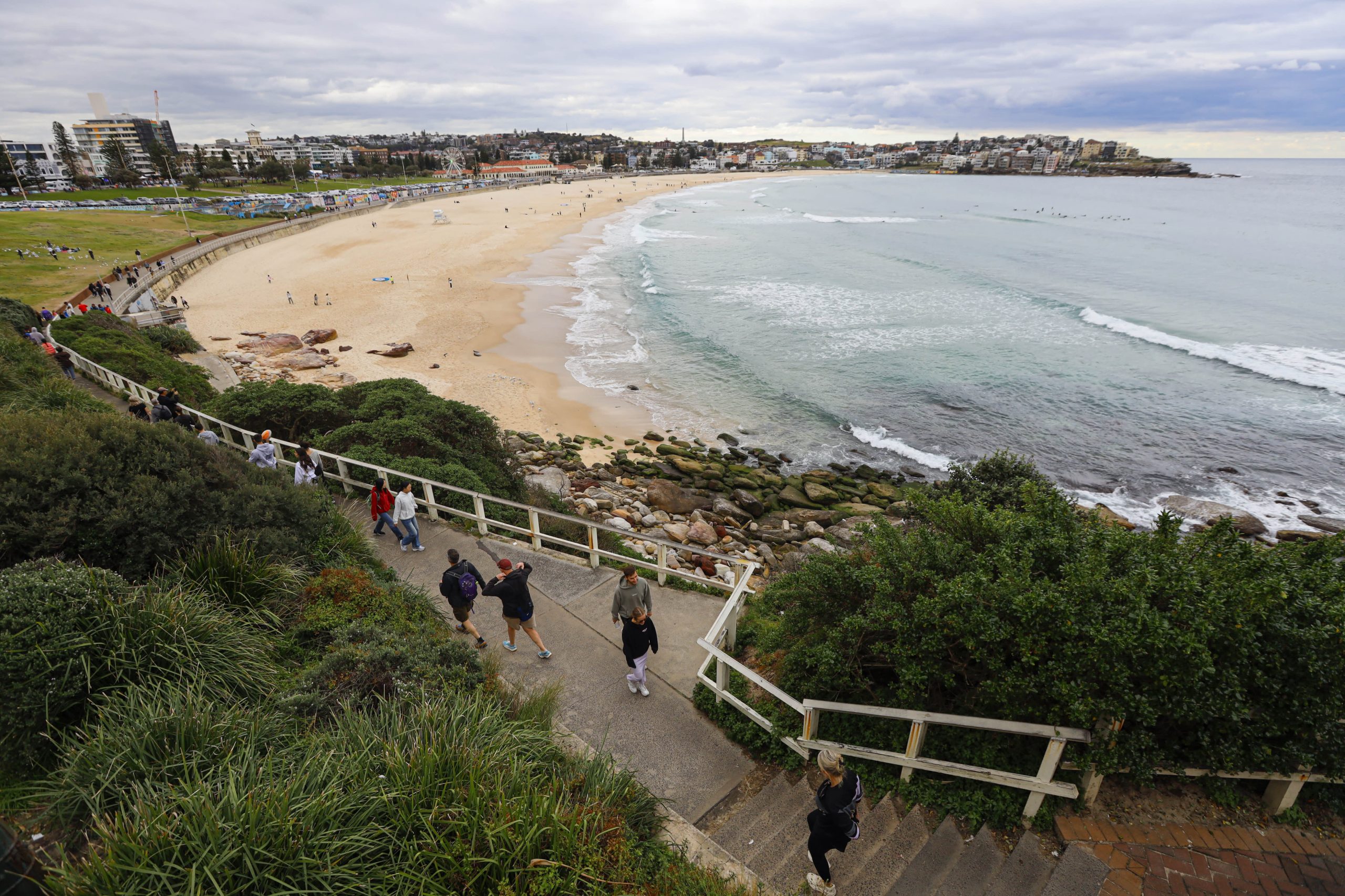 Avustralya’da Bondi Plajı’nda silahlı saldırı alarmı 1 Avustralya Sidney’de bulunan ünlü Bondi Plajı’nda silah sesleri duyulduğu yönündeki ihbarlar sonrası polis geniş çaplı operasyon başlattı.