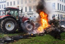 AB liderler zirvesi sürerken Brüksel’de yüzlerce çiftçi traktörlerle yolları kapattı.