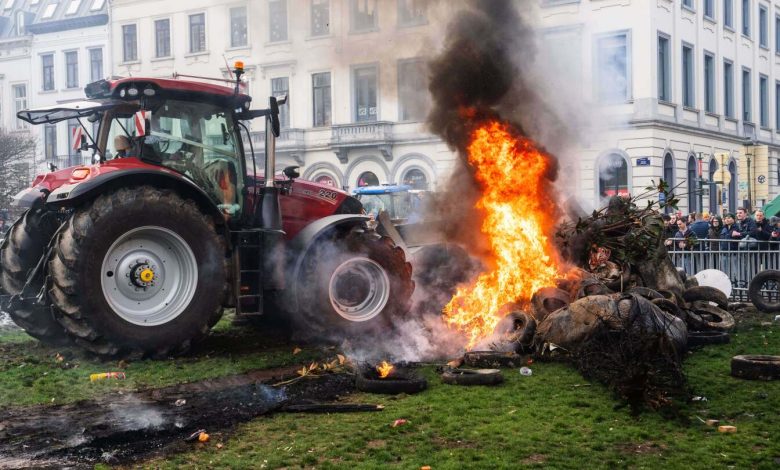 AB liderler zirvesi sürerken Brüksel’de yüzlerce çiftçi traktörlerle yolları kapattı.