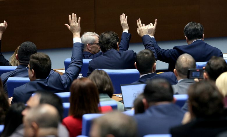 Bulgaristan Parlamentosu, yaklaşık 11 aydır görevde olan Başbakan Rosen Jelyazkov liderliğindeki koalisyon hükümetinin istifasını oy birliğiyle kabul etti.