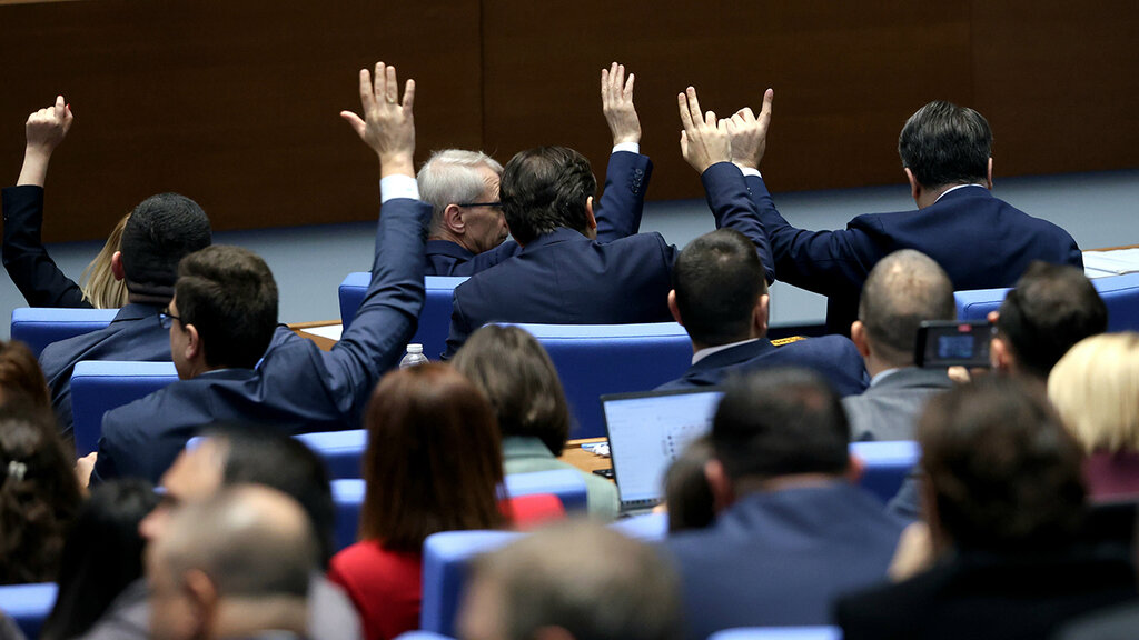 Bulgaristan’da hükümet düştü! Jelyazkov’un istifası kabul edildi 1 Bulgaristan Parlamentosu, yaklaşık 11 aydır görevde olan Başbakan Rosen Jelyazkov liderliğindeki koalisyon hükümetinin istifasını oy birliğiyle kabul etti.