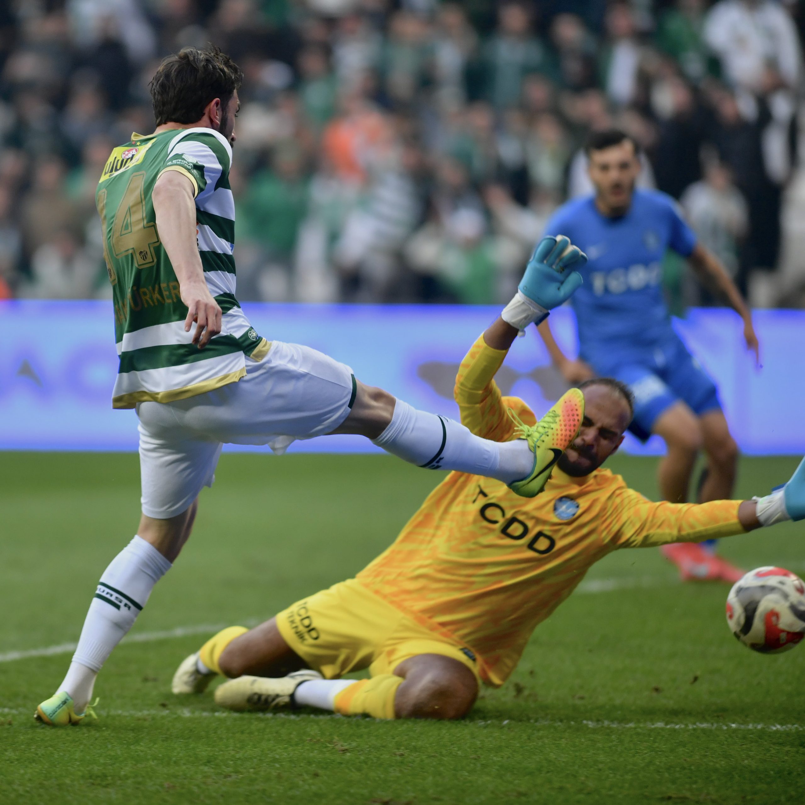 Bursaspor engel tanımıyor 1 Nesine 2. Lig Kırmızı Grup’ta zirveye oynayan Bursaspor, 7 eksiğe rağmen, Ankara Demirspor’u yenerek maç fazlasıyla lider oldu