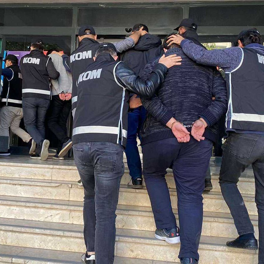 İstanbul Bakırköy Cumhuriyet Başsavcılığı Casperlar ve Çirkinler çetelerine operasyon gerçekleştirdi. 3'ü çocuk 7 kişi gözaltına alındı