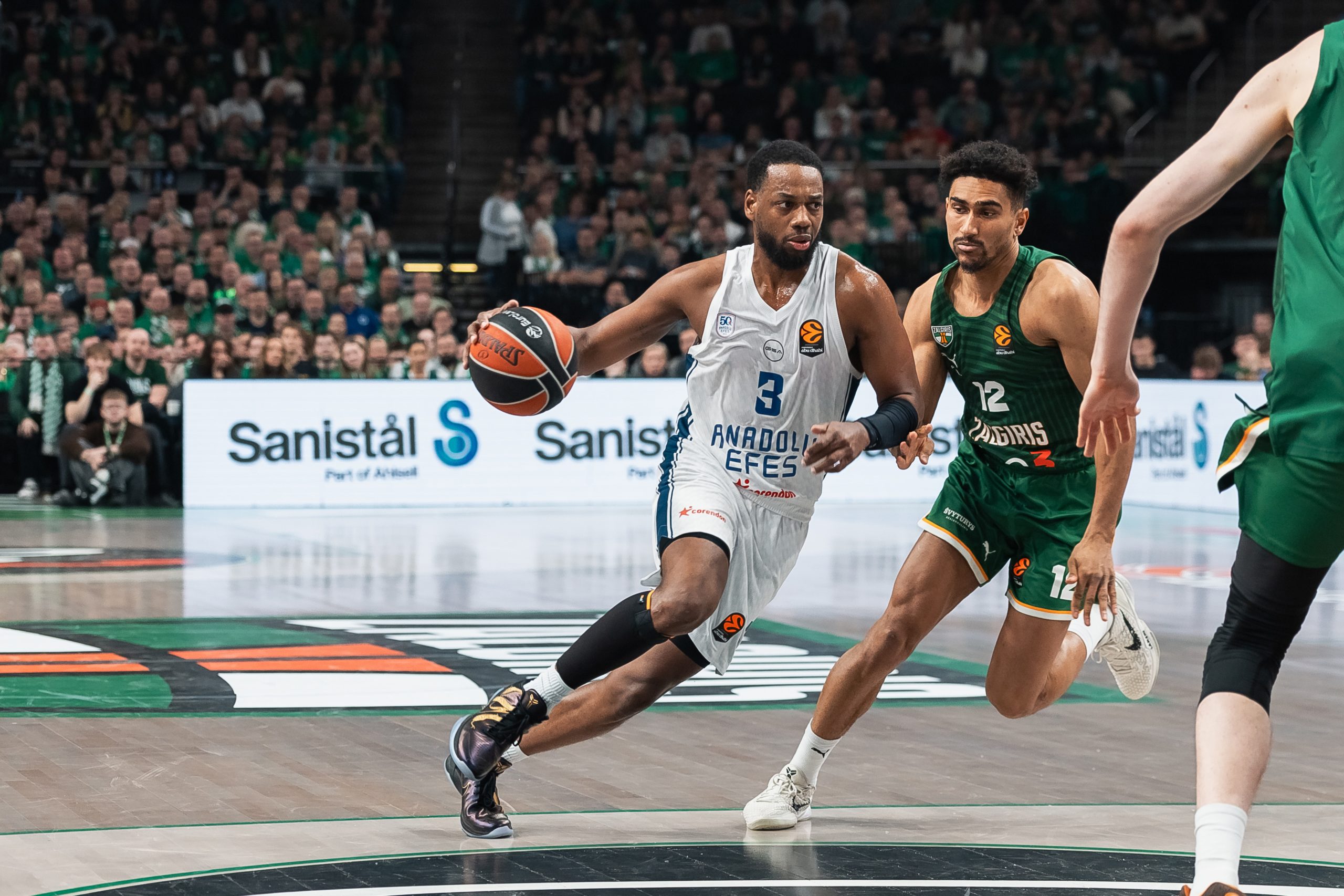 Anadolu Efes, EuroLeague'de coştu 1 Anadolu Efes, son üç maçını kaybettiği EuroLeague’de Zalgiris Kaunas deplasmanında kazanarak kötü gidişi durdurdu