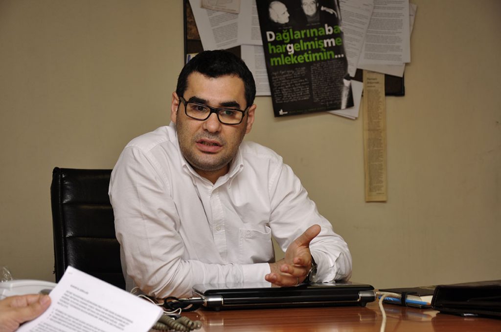 Hasan İmamoğlu’nun sözlerini eleştiren Enver Aysever, sosyal medyada hedef gösterilmesinin ardından sabah saatlerinde gözaltına alındı.