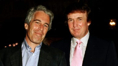 Jeffrey Epstein dosyalarında yer alan ve Donald Trump’ın da bulunduğu bazı görsellerin, mağdur hassasiyetleri gerekçesiyle geçici olarak erişimden kaldırıldığını açıkladı