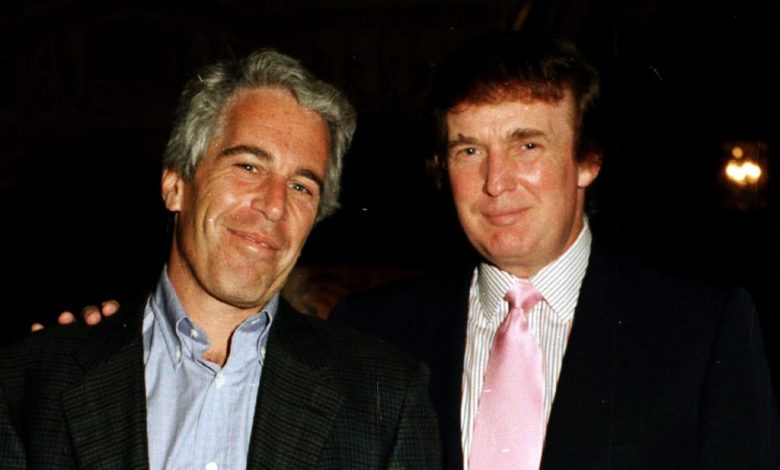 Jeffrey Epstein dosyalarında yer alan ve Donald Trump’ın da bulunduğu bazı görsellerin, mağdur hassasiyetleri gerekçesiyle geçici olarak erişimden kaldırıldığını açıkladı