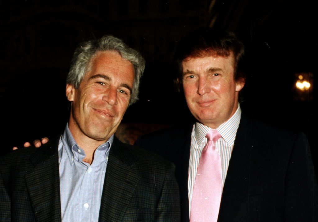 Jeffrey Epstein dosyalarında yer alan ve Donald Trump’ın da bulunduğu bazı görsellerin, mağdur hassasiyetleri gerekçesiyle geçici olarak erişimden kaldırıldığını açıkladı