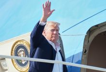 Jeffrey Epstein belgeleri arasında Donald Trump’a ait fotoğraf ve imzalı bir çekin de bulunduğu görselin kaldırıldığını öne sürdü.