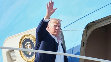 Jeffrey Epstein belgeleri arasında Donald Trump’a ait fotoğraf ve imzalı bir çekin de bulunduğu görselin kaldırıldığını öne sürdü.