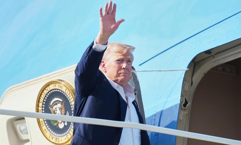 Jeffrey Epstein belgeleri arasında Donald Trump’a ait fotoğraf ve imzalı bir çekin de bulunduğu görselin kaldırıldığını öne sürdü.