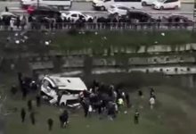 İstanbul’un Esenyurt ilçesinde seyir halindeki servis midibüsü kontrolden çıkarak şarampole devrildi.