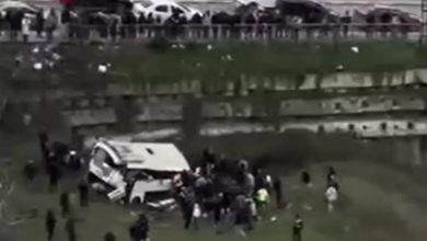 İstanbul’un Esenyurt ilçesinde seyir halindeki servis midibüsü kontrolden çıkarak şarampole devrildi.